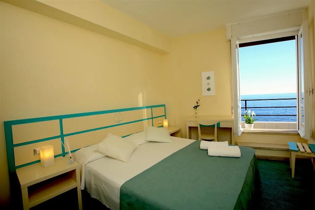 Hotel La Scogliera Cavi di Lavagna 2*,