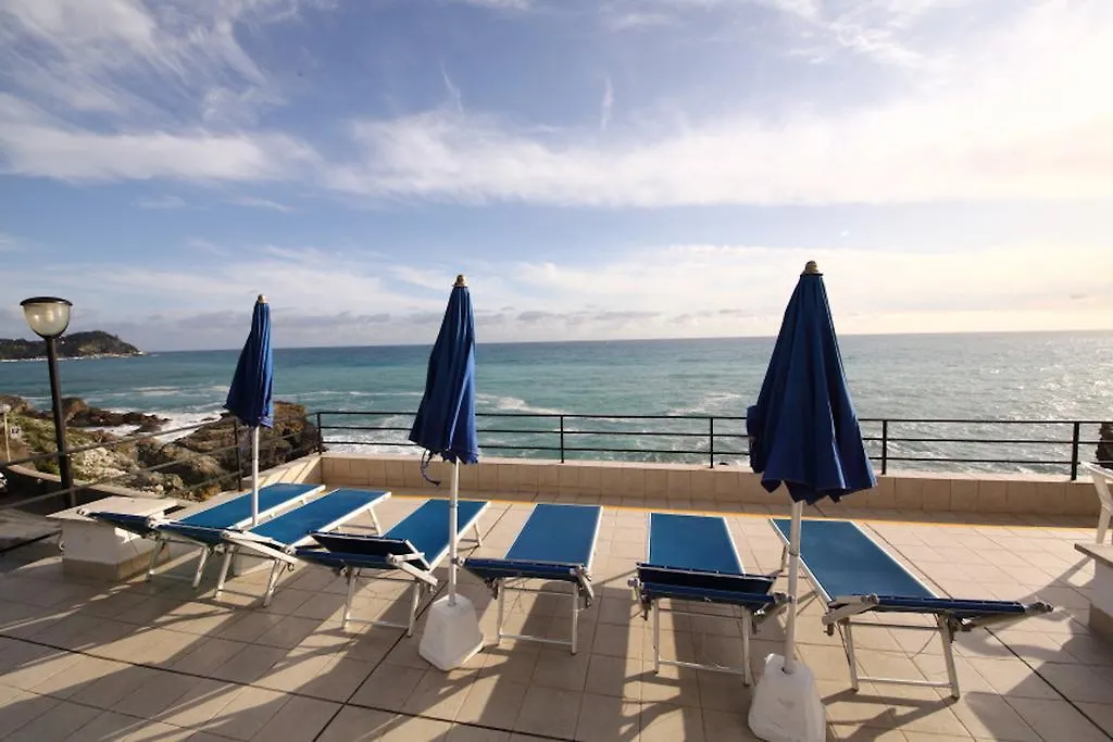 Hotel La Scogliera Cavi di Lavagna 2*,  Italië